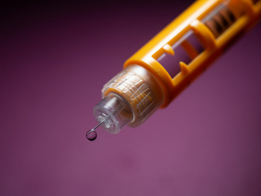 Bolígrafo de insulina con una gota saliendo de la aguja